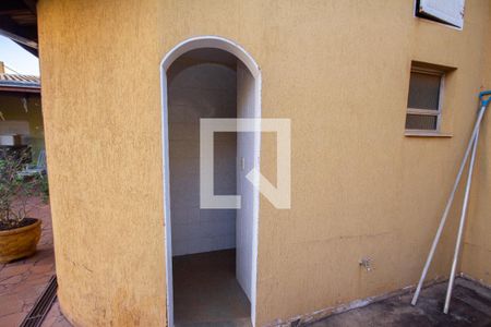 Casa para alugar com 690m², 4 quartos e 4 vagasBanheiro Masculino externo