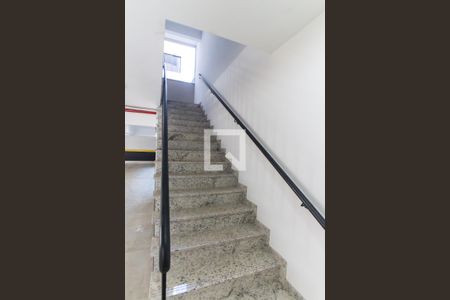 Apartamento à venda com 90m², 2 quartos e 1 vaga Apartamento à venda com 90m², 2 quartos e 1 vagaEscada