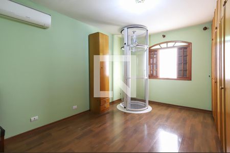 Casa à venda com 227m², 3 quartos e 2 vagasSuíte