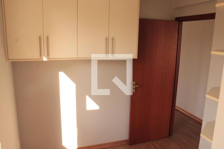 Quarto 1 - Armários de apartamento para alugar com 2 quartos, 70m² em Partenon, Porto Alegre