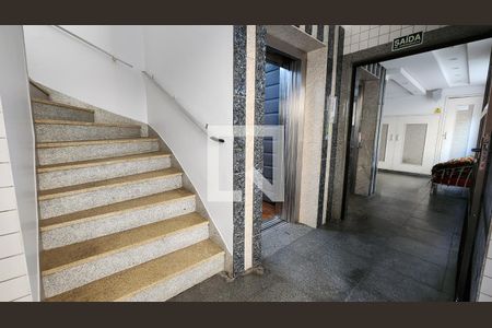 Apartamento para alugar com 35m², 1 quarto e 1 vaga Apartamento para alugar com 35m², 1 quarto e 1 vagaEscada
