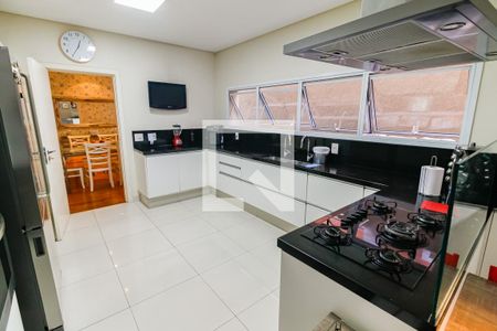 Casa à venda com 550m², 4 quartos e 4 vagasCozinha - Armários