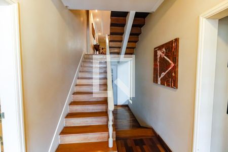 Casa à venda com 550m², 4 quartos e 4 vagasEscada acesso Suítes