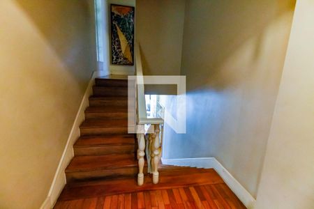 Casa à venda com 550m², 4 quartos e 4 vagasEscada acesso Suítes