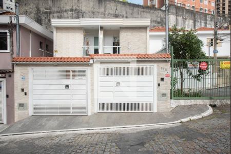 Casa à venda com 126m², 3 quartos e 2 vagas Casa à venda com 126m², 3 quartos e 2 vagasFachada