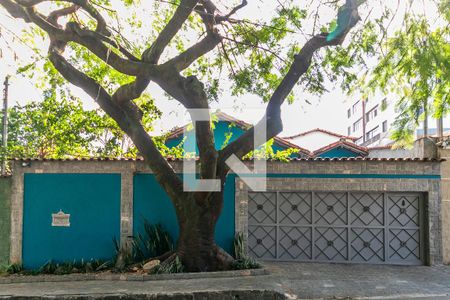 Casa à venda com 360m², 3 quartos e 4 vagas Casa à venda com 360m², 3 quartos e 4 vagasFachada