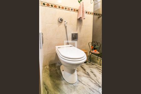 Casa à venda com 360m², 3 quartos e 4 vagas Casa à venda com 360m², 3 quartos e 4 vagasBanheiro Social