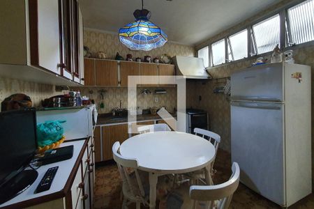 Casa à venda com 247m², 4 quartos e 2 vagas Casa à venda com 247m², 4 quartos e 2 vagascozinha