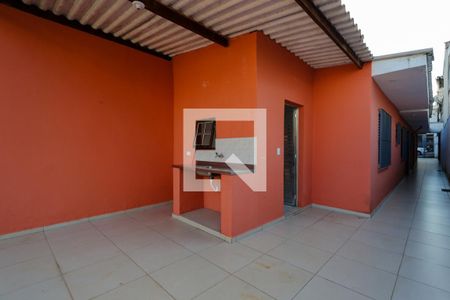 Casa à venda com 100m², 2 quartos e 3 vagasCorredor externo