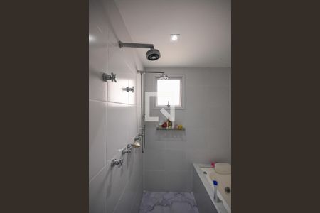 Apartamento à venda com 300m², 3 quartos e 2 vagasChuveiro do banheiro da suíte 1 