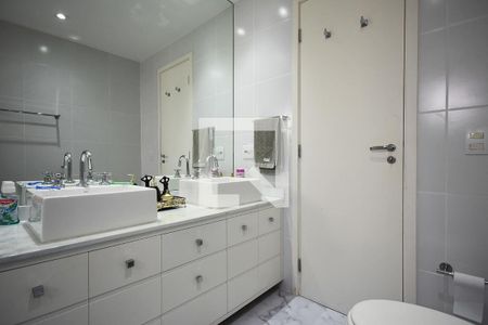 Apartamento à venda com 300m², 3 quartos e 2 vagasBanheiro suíte 1