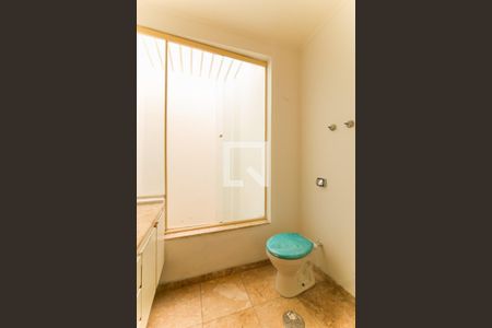 Casa à venda com 349m², 3 quartos e 2 vagasBanheiro da Suíte 2