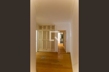 Casa à venda com 349m², 3 quartos e 2 vagasCorredor