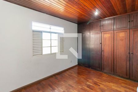 Quarto 2 de casa à venda com 6 quartos, 270m² em Carlos Prates, Belo Horizonte