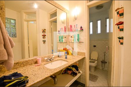 Banheiro de casa de condomínio para alugar com 4 quartos, 300m² em Piratininga, Niterói