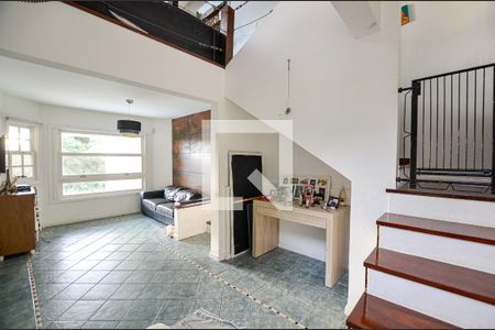 Sala de casa de condomínio para alugar com 4 quartos, 300m² em Piratininga, Niterói
