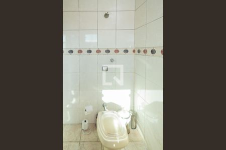 Casa à venda com 250m², 3 quartos e 2 vagas Casa à venda com 250m², 3 quartos e 2 vagasBanheiro Social