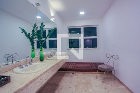 Casa à venda com 755m², 6 quartos e 4 vagasSuíte Master - Banheiro