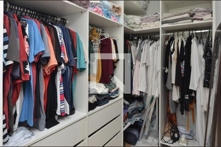 Casa de condomínio à venda com 170m², 4 quartos e 2 vagas Casa de condomínio à venda com 170m², 4 quartos e 2 vagasCloset da suíte 1