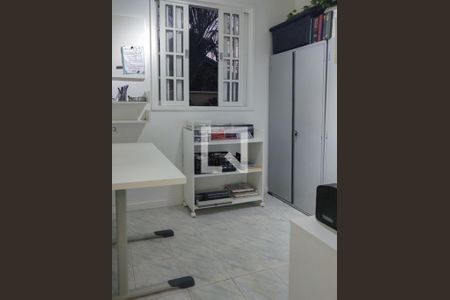 Casa de condomínio à venda com 170m², 4 quartos e 2 vagas Casa de condomínio à venda com 170m², 4 quartos e 2 vagasQuarto de serviço