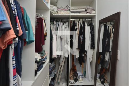 Casa de condomínio à venda com 170m², 4 quartos e 2 vagas Casa de condomínio à venda com 170m², 4 quartos e 2 vagasCloset da suíte 1