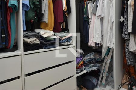 Casa de condomínio à venda com 170m², 4 quartos e 2 vagas Casa de condomínio à venda com 170m², 4 quartos e 2 vagasCloset da suíte 1