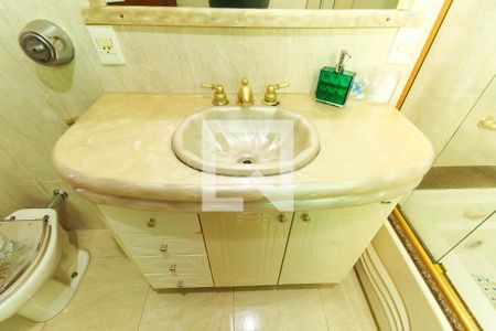 Casa à venda com 250m², 6 quartos e 4 vagasBanheiro da Suíte 2