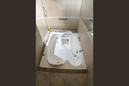 Casa à venda com 1800m², 5 quartos e 6 vagasBanheiro da Suíte 1