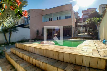Casa à venda com 1800m², 5 quartos e 6 vagasPiscina