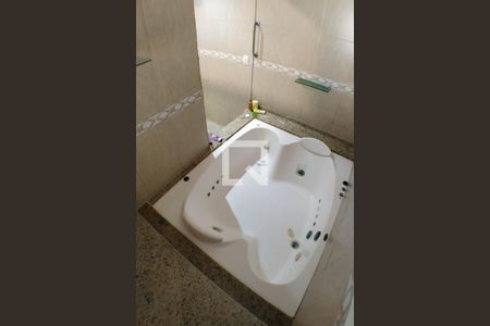 Casa à venda com 1800m², 5 quartos e 6 vagasBanheiro da Suíte 1