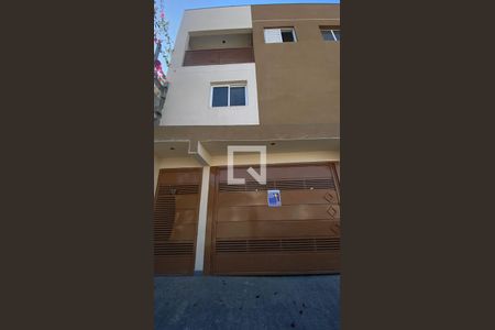 Casa à venda com 64m², 2 quartos e 2 vagas Casa à venda com 64m², 2 quartos e 2 vagasFachada