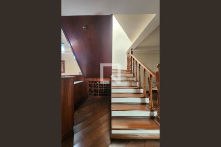 Casa à venda com 360m², 4 quartos e 3 vagasEscada