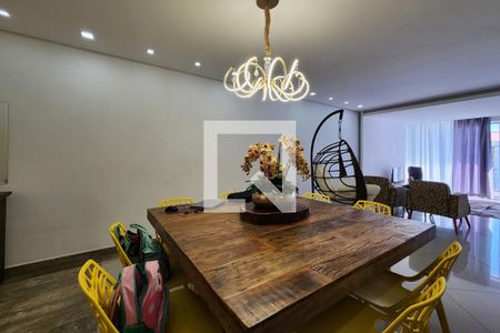 Casa à venda com 480m², 3 quartos e 10 vagas Casa à venda com 480m², 3 quartos e 10 vagasSala de Jantar