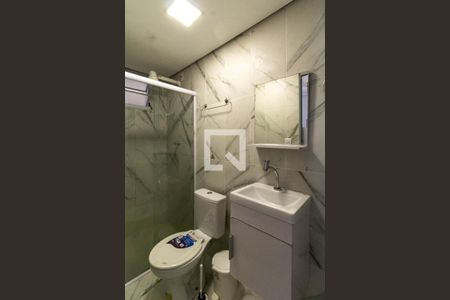Banheiro social de kitnet/studio para alugar com 1 quarto, 15m² em Barra Funda, São Paulo