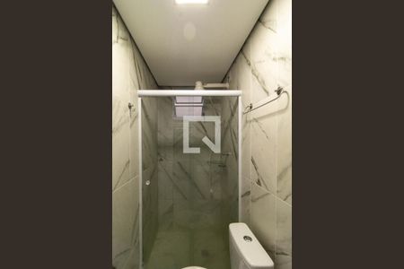 Banheiro social de kitnet/studio para alugar com 1 quarto, 15m² em Barra Funda, São Paulo