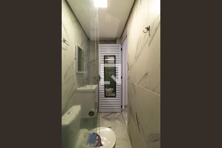 Banheiro social de kitnet/studio para alugar com 1 quarto, 15m² em Barra Funda, São Paulo