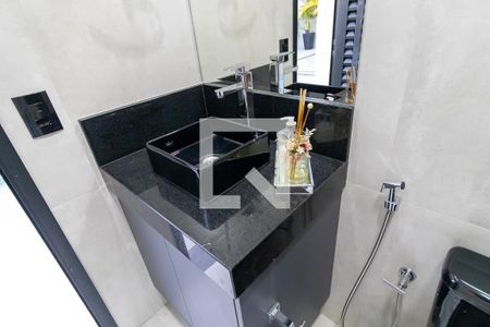 Casa de condomínio à venda com 198m², 3 quartos e 4 vagas Casa de condomínio à venda com 198m², 3 quartos e 4 vagasBanheiro externo