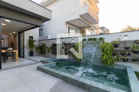 Casa de condomínio à venda com 198m², 3 quartos e 4 vagas Casa de condomínio à venda com 198m², 3 quartos e 4 vagasQuintal com piscina