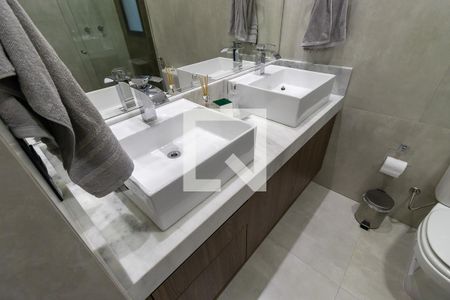 Casa de condomínio à venda com 198m², 3 quartos e 4 vagas Casa de condomínio à venda com 198m², 3 quartos e 4 vagasBanheiro da suíte 1