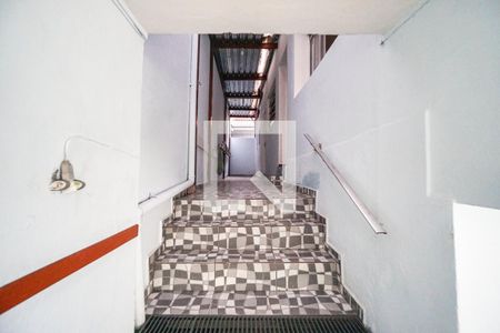 Casa de condomínio à venda com 100m², 3 quartos e 2 vagasEscada de entrada