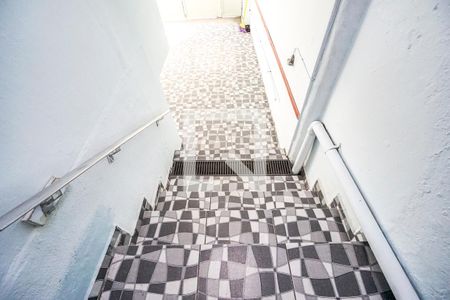 Casa de condomínio à venda com 100m², 3 quartos e 2 vagasEscada de entrada