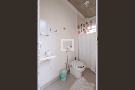 Casa à venda com 453m², 6 quartos e 4 vagas Casa à venda com 453m², 6 quartos e 4 vagasEdícula - Banheiro