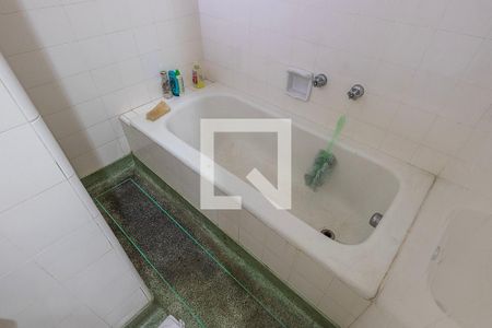 Casa à venda com 453m², 6 quartos e 4 vagas Casa à venda com 453m², 6 quartos e 4 vagasBanheiro 2