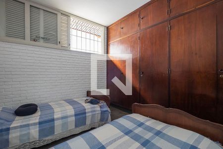 Casa à venda com 453m², 6 quartos e 4 vagas Casa à venda com 453m², 6 quartos e 4 vagasQuarto 4