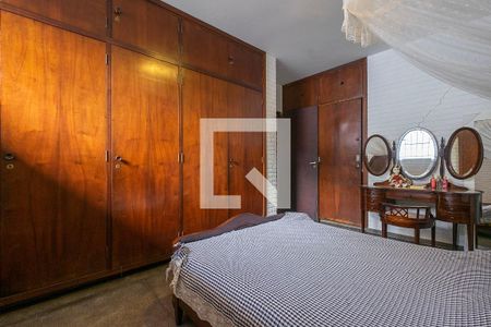 Casa à venda com 453m², 6 quartos e 4 vagas Casa à venda com 453m², 6 quartos e 4 vagasQuarto 2