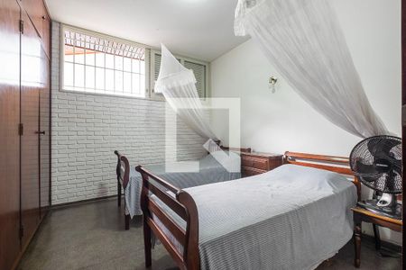 Casa à venda com 453m², 6 quartos e 4 vagas Casa à venda com 453m², 6 quartos e 4 vagasQuarto 3