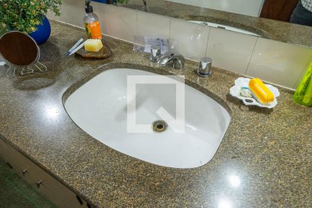 Casa à venda com 453m², 6 quartos e 4 vagas Casa à venda com 453m², 6 quartos e 4 vagasSuíte - Banheiro