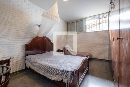 Casa à venda com 453m², 6 quartos e 4 vagas Casa à venda com 453m², 6 quartos e 4 vagasQuarto 2