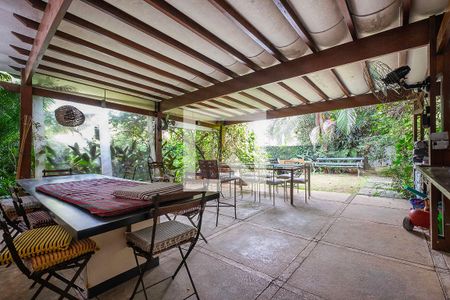 Casa à venda com 453m², 6 quartos e 4 vagas Casa à venda com 453m², 6 quartos e 4 vagasQuintal