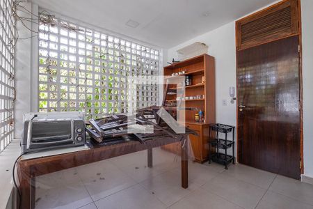 Casa à venda com 453m², 6 quartos e 4 vagas Casa à venda com 453m², 6 quartos e 4 vagasSala/Quarto - Cozinha